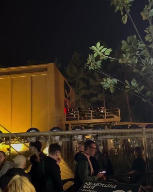 There’s a great atmosphere once again in the Hyperia queue line as people wait for their night time rides!